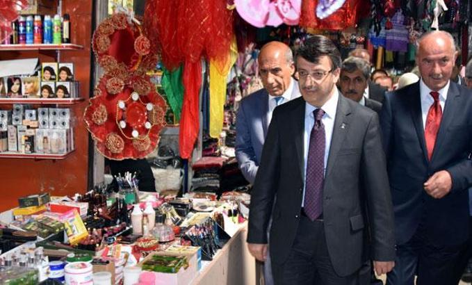 Van'da Ak Parti'nin 169 aday adayı esnafı ziyaret etti