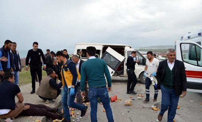 Takla atan minibüste 5 kişi yaralandı; meyve ve sebzeler yola saçıldı