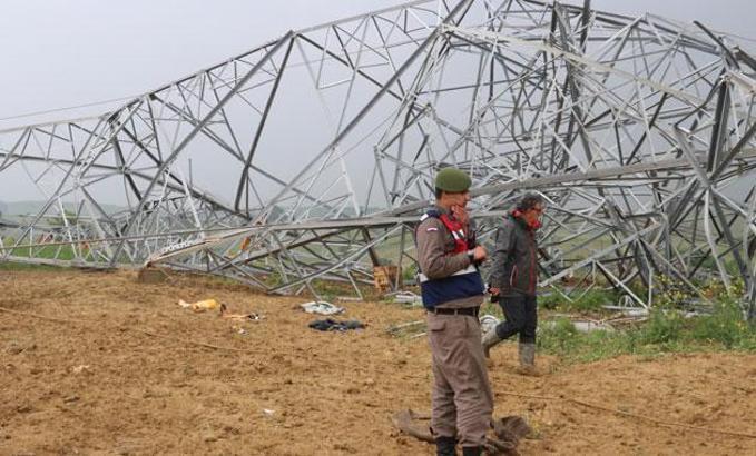 Yüksek gerilim hattı direği devrildi; 4 işçi yaralandı