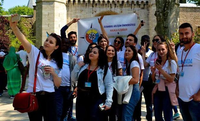 Üniversiteliler Erasmuslu arkadaşlarına İstanbul'u tanıttı