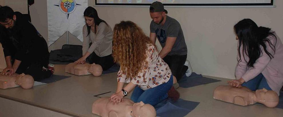 Öğrenciler toplu kalp masajı eğitimi ile hayat kurtarmaya hazırlandı