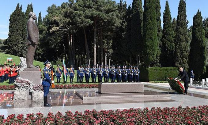 Azerbaycan eski Cumhurbaşkanı Aliyev mezarı başında anıldı