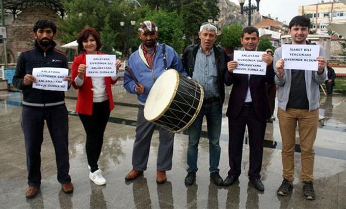 İşitme engelliler, farkındalık için davul ve düdük çaldı