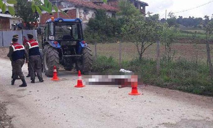 Komşusuna süt götürürken traktör çarpan kadın öldü