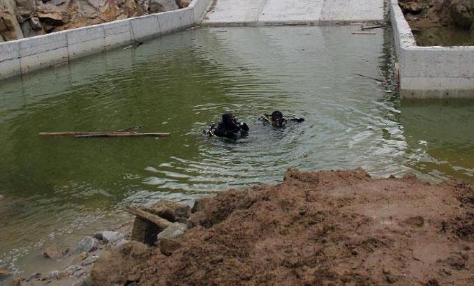 Gölete düşen köpeğini kurtarmak isterken canından oldu