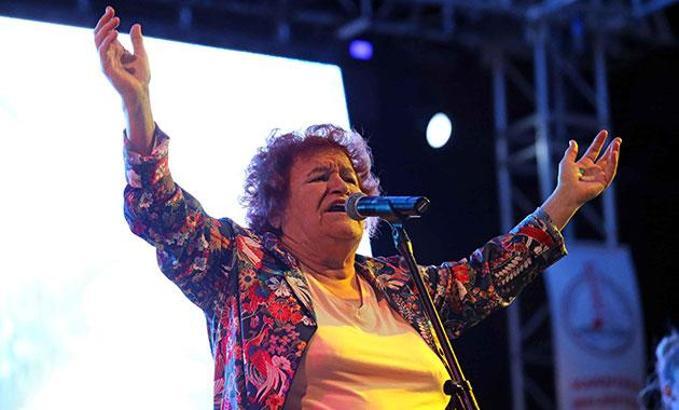 Selda Bağcan’a 20 bin kişilik koro