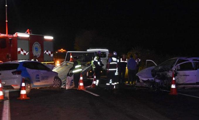 İki otomobil kafa kafaya çarpıştı: 2 ölü, 1 yaralı
