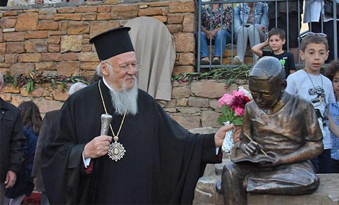 Bartholomeos'un öğrencilik yıllarının tasvir edildiği heykeli okuduğu okulun bahçesine konuldu