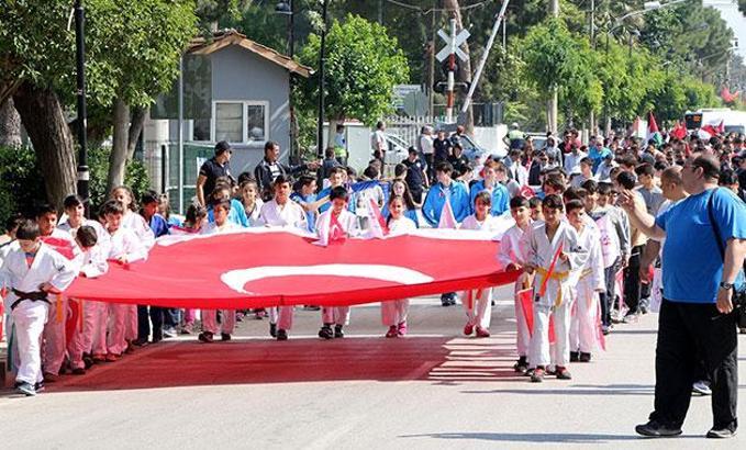 Filistin ve Türk bayraklarıyla yürüdüler