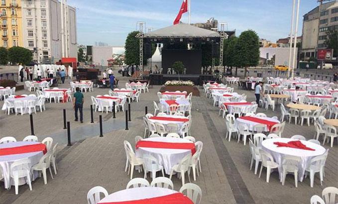 Taksim Meydanı'nda 2 bin kişilik iftar masası kuruldu
