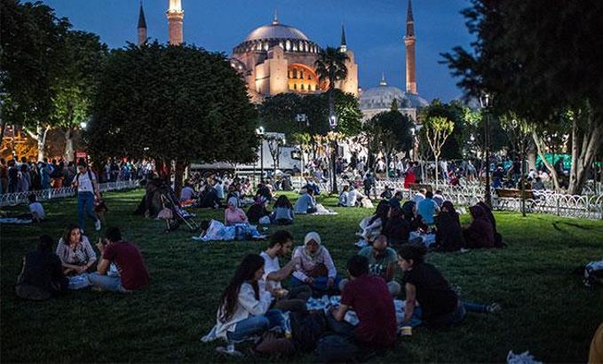 Sultanahmet Meydanı'nda ilk İftar heyecanı