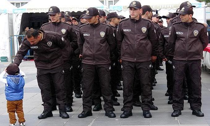 Yemin töreninde bekçinin zor anları