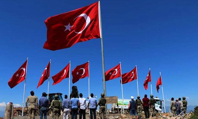 9 şehit verilen tepeye 9 Türk bayrağı dikildi