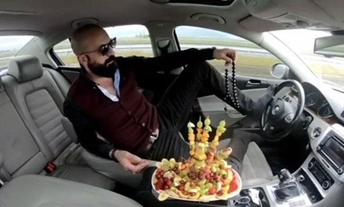 Ayağıyla otomobil kullanıp, meyve yiyen sürücü serbest