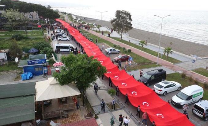 Samsun'da 1919 metrelik dev Türk bayrağı dalgalandı