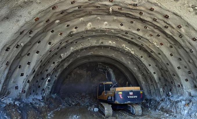 En uzun tünelde 80 metrelik kazı