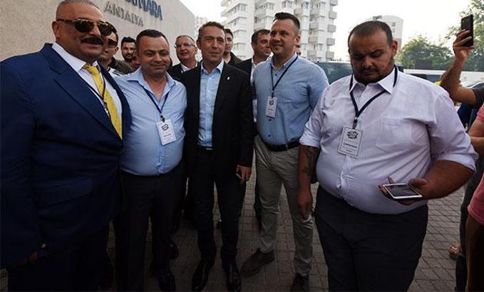 Antalya'da 'Ali Koç Başkan Fenerbahçe şampiyon' tezahüratları