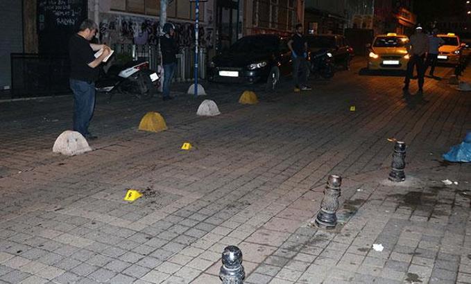 Kadıköy'de bıçaklı kavga: 1'i ağır 2 yaralı