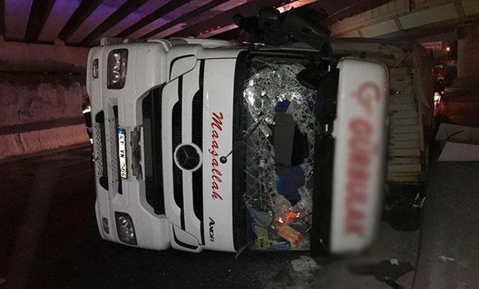 Bakırköy'de konteyner taşıyan TIR devrildi: 2 yaralı