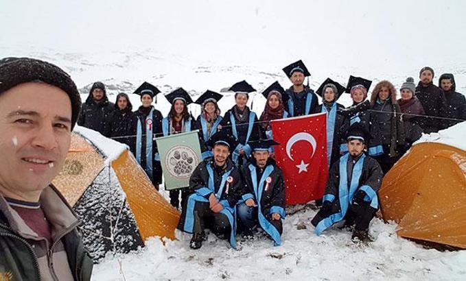 Karla kaplı Kaçkar Dağı'nda mezuniyet töreni