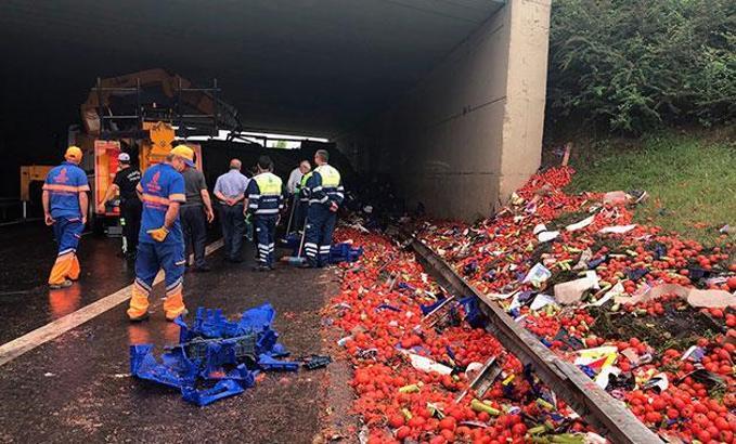 Bayrampaşa'da domates yüklü kamyon devrildi