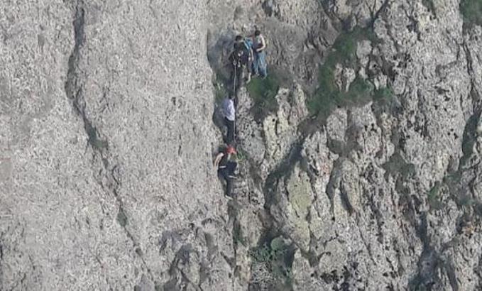 Dağda uçkun otu toplarken kayalıklardan düşen bir kişi öldü, bir kişi yaralandı