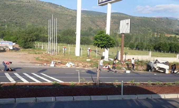 Arı kovanı yüklü kamyonet devrildi: 1 ölü, 1 yaralı