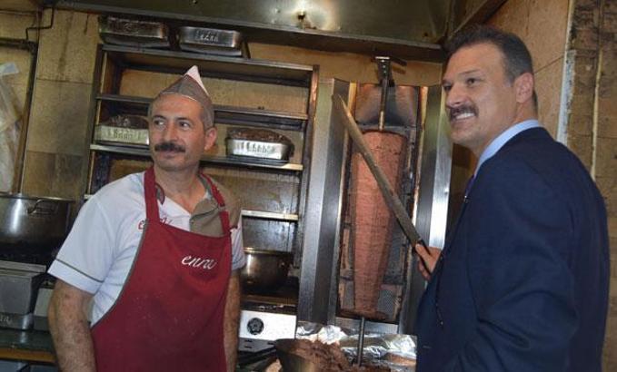 Milletvekili adayı Alpay Özalan döner kesti, çocukları sevdi