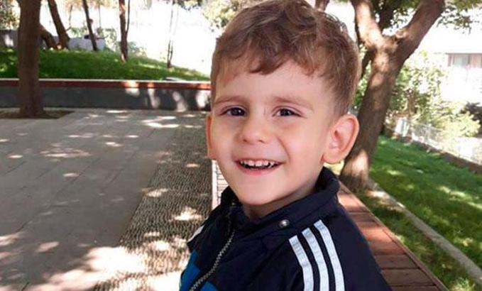 Pencere yanındaki koltuğa çıkan küçük yusuf 7. kattan düştü