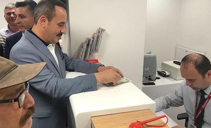 AK Parti İzmir İl Başkanı'ndan Erdoğan'a 2023 TL seçim bağışı