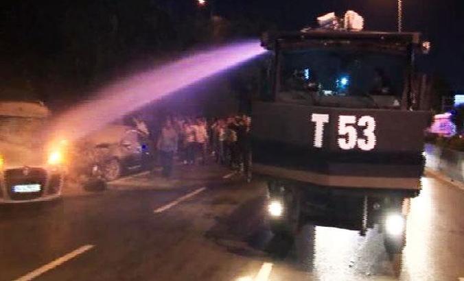 Bayrampaşa'da yanan otomobile TOMA ile müdahale