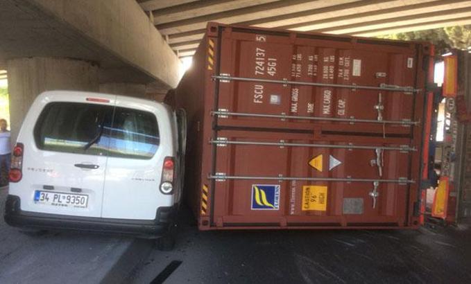 Otomobil, devrilen TIR ile kolon arasında sıkıştı