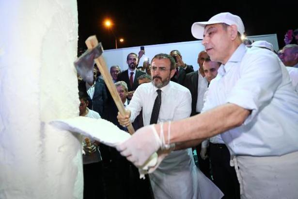 Patenti, 8 tonluk Türk Bayrağı motifli dondurma şovuyla kutladılar