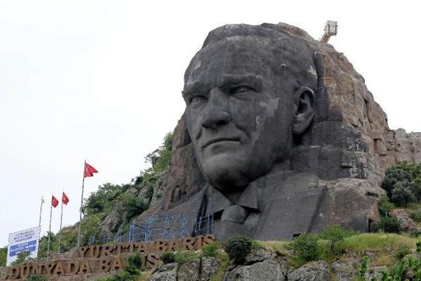 İzmir'de 42 metrelik Atatürk maskına bakım