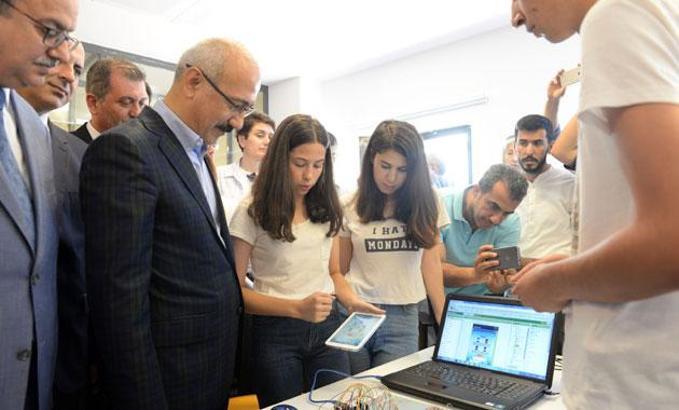 Bakan Elvan, Türkiye'nin ilk Genç Girişimci Merkezi'ni açtı