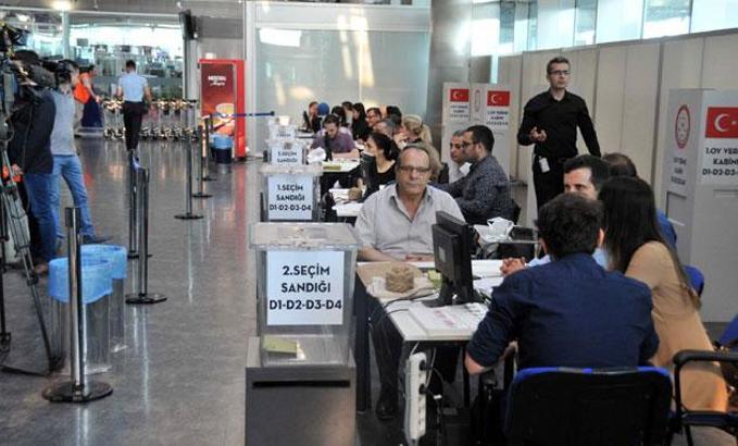 Havalimanları, gümrük ve sınır kapılarında oy verme işlemi başladı