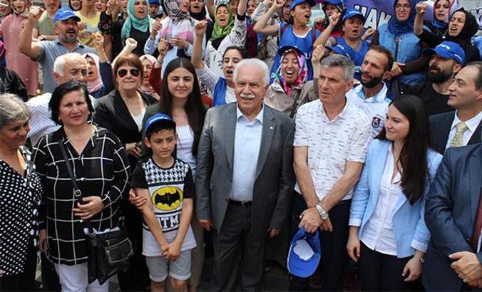 Doğu Perinçek'ten işten çıkarılan kozmetik işçilerine destek