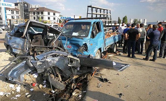 Hurdaya dönen araçtan sağ çıktı