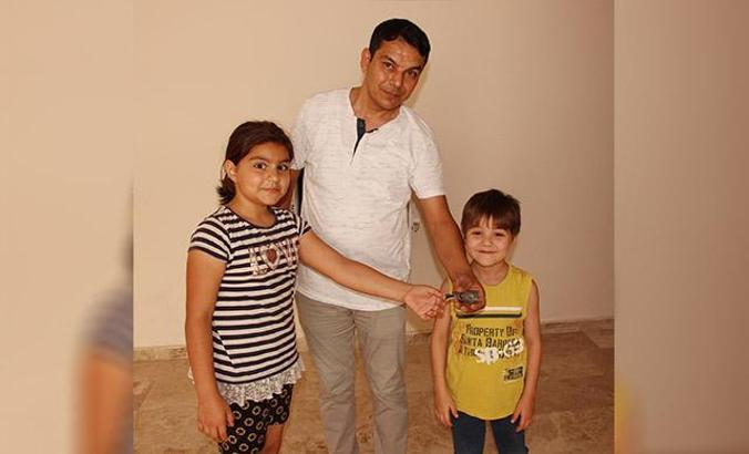 Boş dükkanda mahsur kalan serçe kurtarıldı