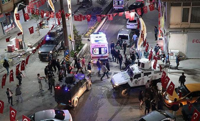 Hakkari'de gençler arasındaki kavgaya müdahale eden bir polis yaralandı