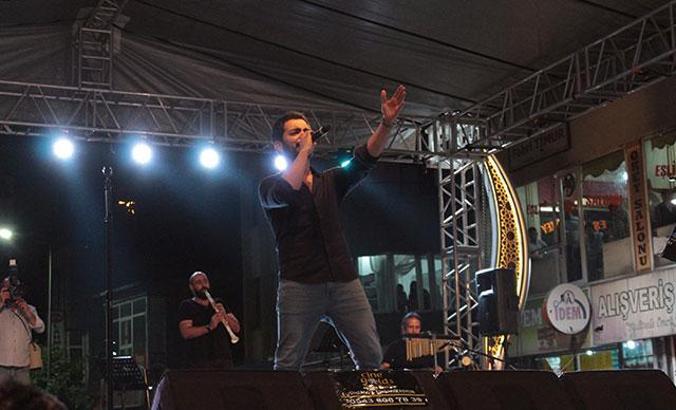 Yusuf Güney'in Hakkari konserinde sürpriz evlilik teklifi