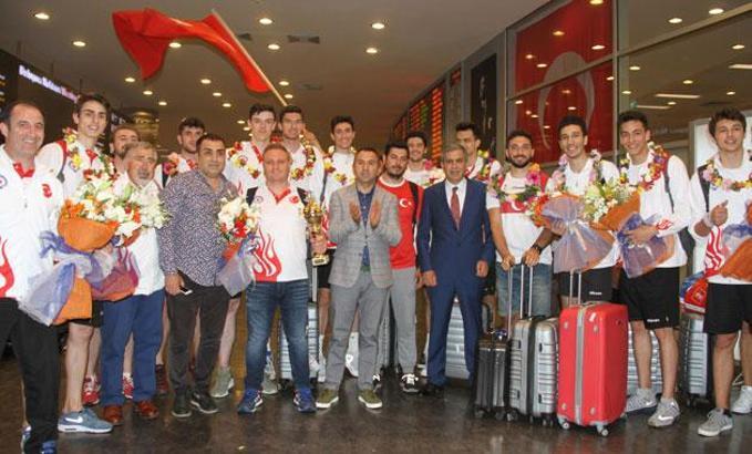 Dünya Şampiyonu olan Okyanus Kolejleri Takımı, yurda döndü