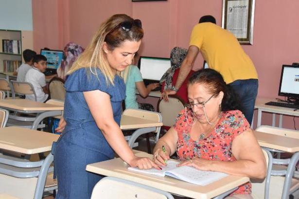 Okumayı öğrenip torunlarını eğitecek