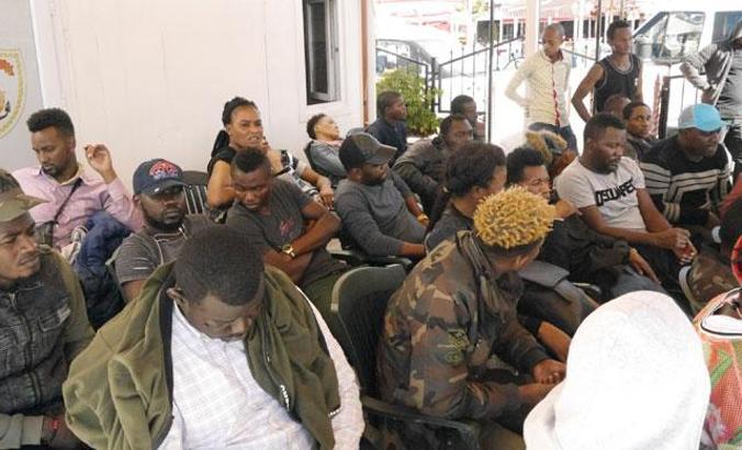 Çanakkale'de lastik botta 43 kaçak göçmen yakalandı