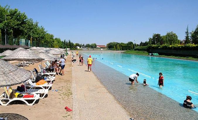 Eskişehir'de yapay plaj sezonu açıldı