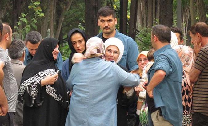 Emine Erdoğan'dan mezarlık ziyareti