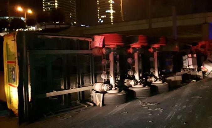 Kontrolden çıkan kağıt bobin yüklü TIR devrildi; 2 yaralı