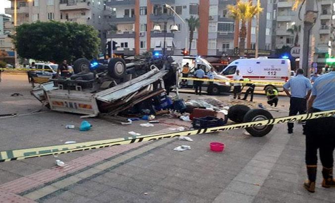 Mersin'de kaza: Pazarcı çift öldü, 3'ü çocukları 6 kişi ağır yaralı
