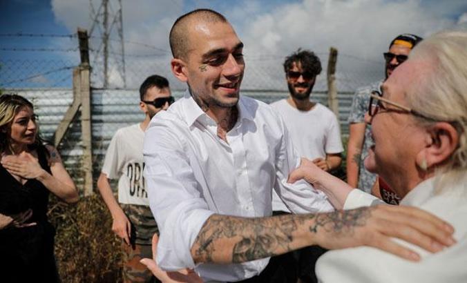 Tahliye olan Ezhel'i hayranları böyle karşıladı