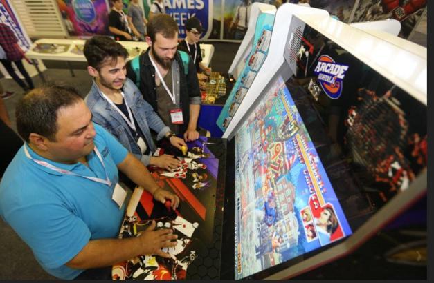 Binlerce oyun tutkunu akın akın oraya gitti